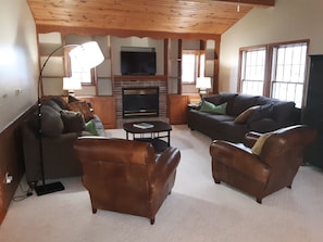 The huge living room with gas fireplace and Smart-TV.