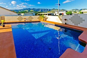 Our sparkling pool with views of the Ko&apos;olau Mountains