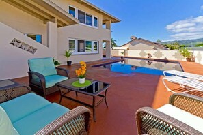 Backyard with Plush Patio Seating 