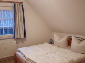 Schlafzimmer mit Doppelbett