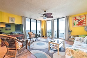 Living Room | Free WiFi | Central A/C & Heating | Smart TV