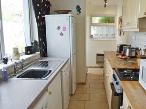 Well equipped kitchen | The Little Blue House, Penzance