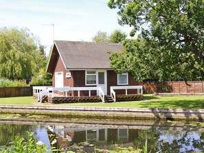 Beautiful holiday home with lawned garden | Silver Birches, Horning