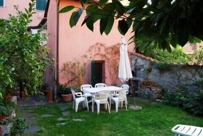 The garden with summer shower and BBQ area. Door leading to 'Rustico' bedroom. 