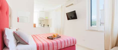 Bedroom with Queen Sized Bed and 1 Single bed OR 3 Single beds, TV, AC, Wi-Fi, Open Wardrobe