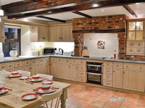 Spacious Kitchen & dining area | Sycamore Cottage, Grassington