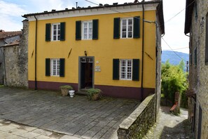 Villa from piazza. The path on the right leads down to the main road at 20m