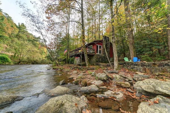 River Haus offers an intimate experience of the Chattahoochee River.