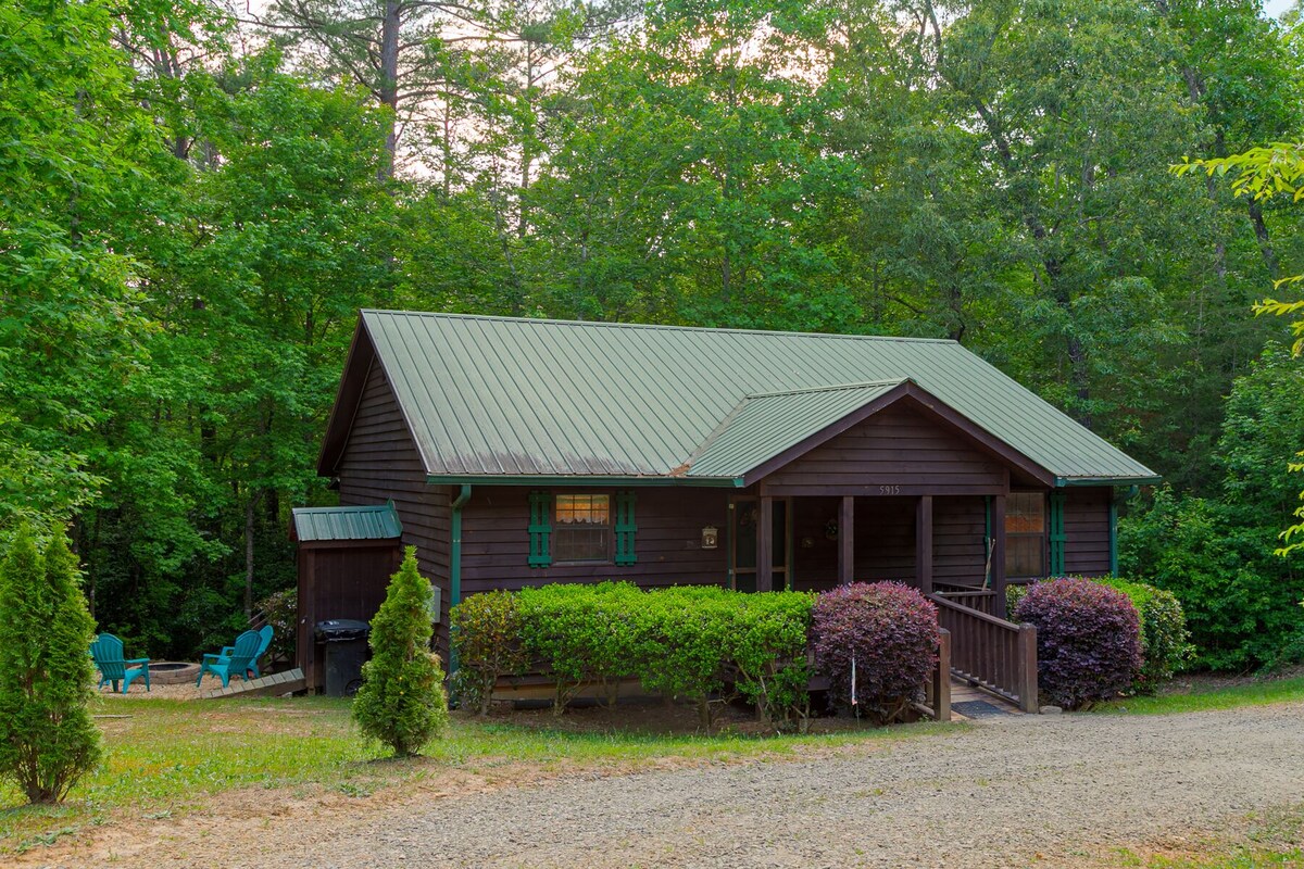 Marilee Cottage – Cozy cabin with fire pit and pool table near Unicoi State Park