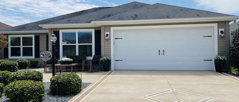 Designer home with 5 minute golf cart ride to Brownwood Paddock Square 