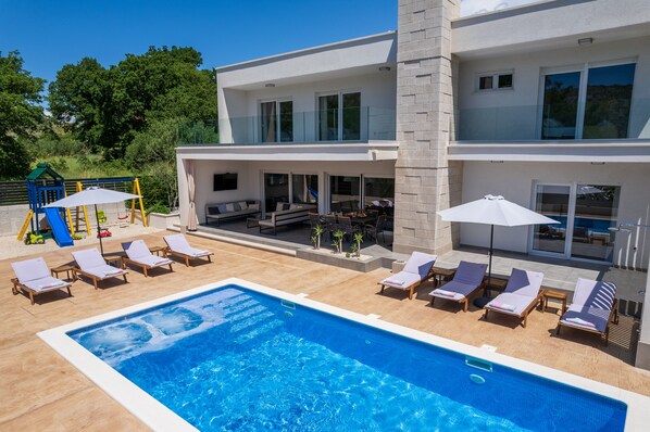 Villa Tanicius with 4 en-suite bedrooms, private 35 sqm heated pool, gym