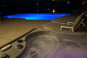 Hot tub on the lanai
