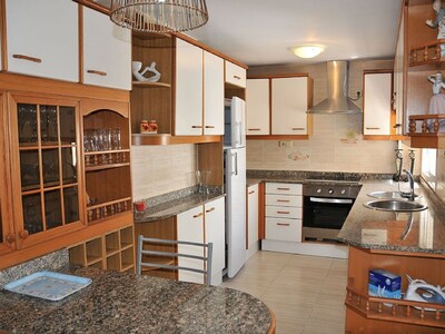 Fantastic apartment with large balcony, climate, sea view, 100m. to the beach, WiFi