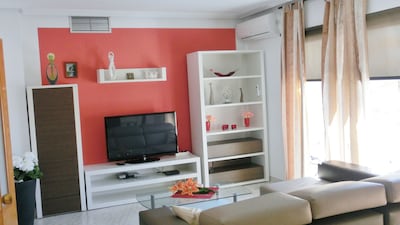 Fantastic apartment with large balcony, climate, sea view, 100m. to the beach, WiFi
