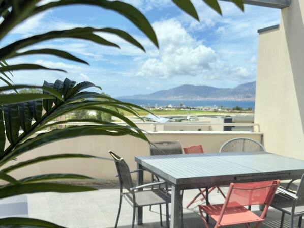coin repas exterieur sur grande terrasse vue mer sur la baie d'Ajaccio

