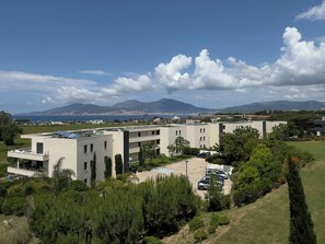 vue mer et sur la baie d'Ajaccio depuis la terrasse du Frasso