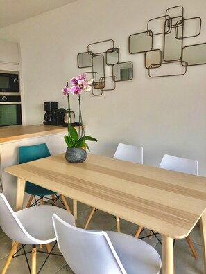 Coin repas  sur cuisine ouverte