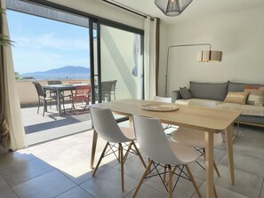 Salon et coin repas 