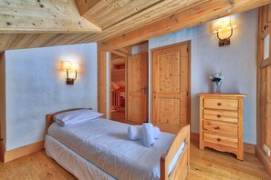 1er étage Chambre avec deux lits simples - Un lit simple avec un lit gigogne en dessous, donc le lit gigogne sera légèrement plus petit.