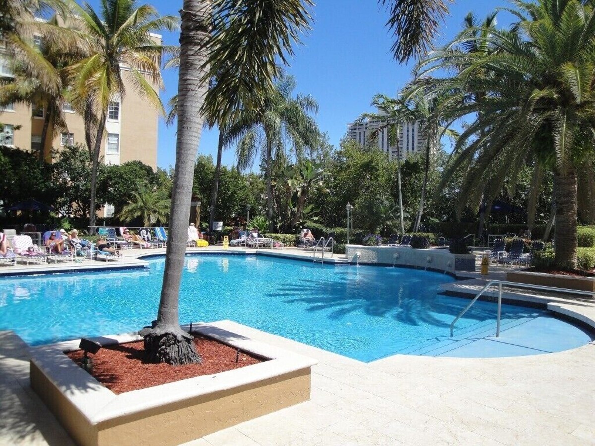 Yacht Club at Aventura. Amazing Water View, Newly renovated