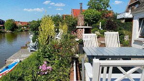 Beliebte Plätzchen direkt am Siel - der Balkon rechts ist von SIELBLICK