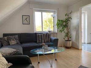 Fewo SIELBLICK  - Wohnzimmer mit Blick ins Eßzimmer und Tür zum Balkon