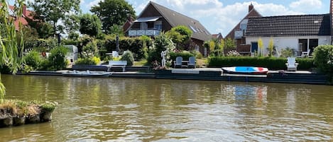 Fewo SIELBLICK ist der Balkon des großen  Hauses (Bildmitte) 