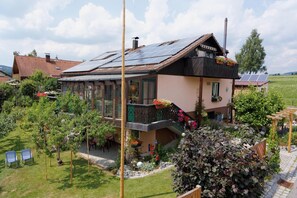 Geniesen Sie die herrliche Aussicht auf unserem großen Balkon