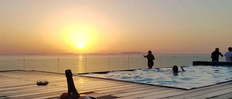 Piscina al tramonto