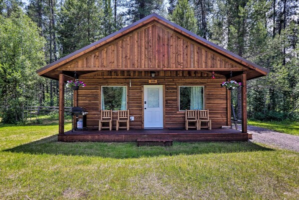 Coram Vacation Rental Cabin | 2RB | 1BA | 780 Sq Ft | 2 Steps to Enter