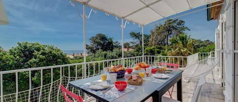 PETIT DEJEUNER AU CHANT DES OISEAUX