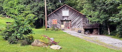 Cozy, renovated tobacco barn