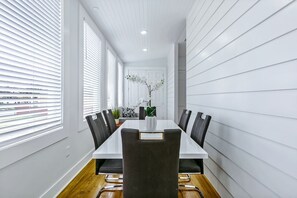 Sitting/dining area