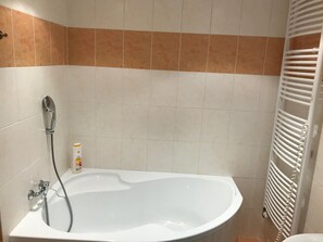 Corner bath tub 
