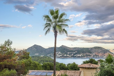 Villa con piscina privada y vista al mar