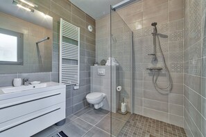 Modern Chamonix apartment bathroom