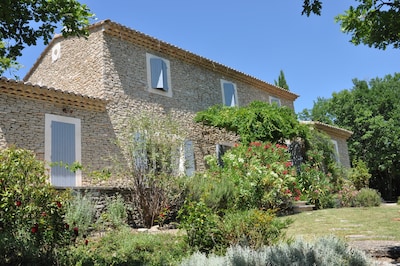 Provencal villa, stylish and quiet location in the beautiful Luberon