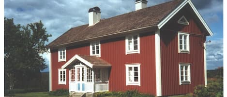 Haus Norregård im Sommer
