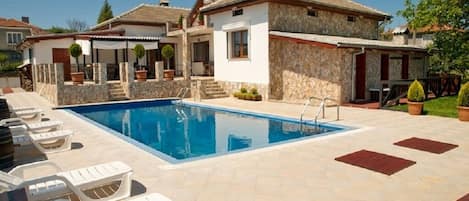 Sun deck patio around the pool