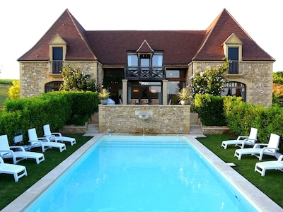 Magnificent house villa stunning views heated private pool air con. near Sarlat 