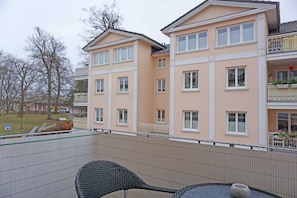 möblierter Balkon