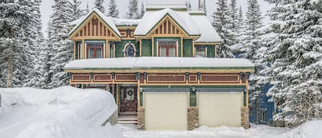 Snowhaven - Deluxe Home is Ideal for an Executive Family.