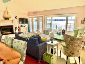 Family room, with gas fireplace. Wifi throughout. Smart TV w/ Spectrum Cable.