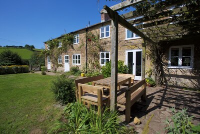 10 mins to beach, 5 mins to Bridport. Lovely views, plenty of space inside & out