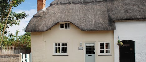 Front external, Old Fox Cottage, Bolthole Retreats