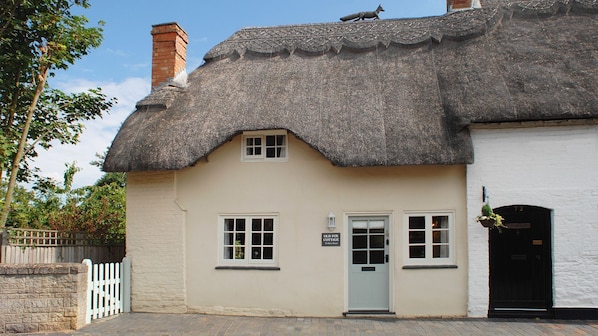Front external, Old Fox Cottage, Bolthole Retreats
