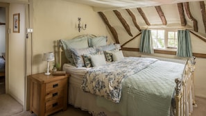 Master bedroom, Old Fox Cottage, Bolthole Retreats