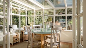 Conservatory with dining table, Old Fox Cottage, Bolthole Retreats