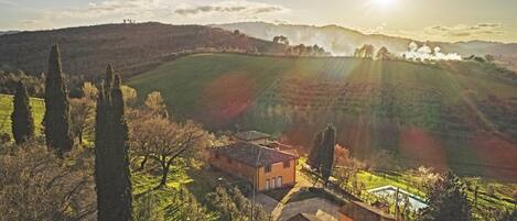 Bòggina farmhouse over the vineyards of the Petrolo winery