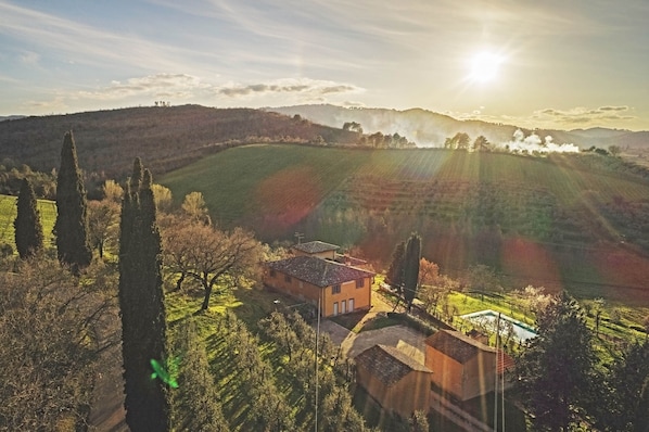 Bòggina farmhouse over the vineyards of the Petrolo winery